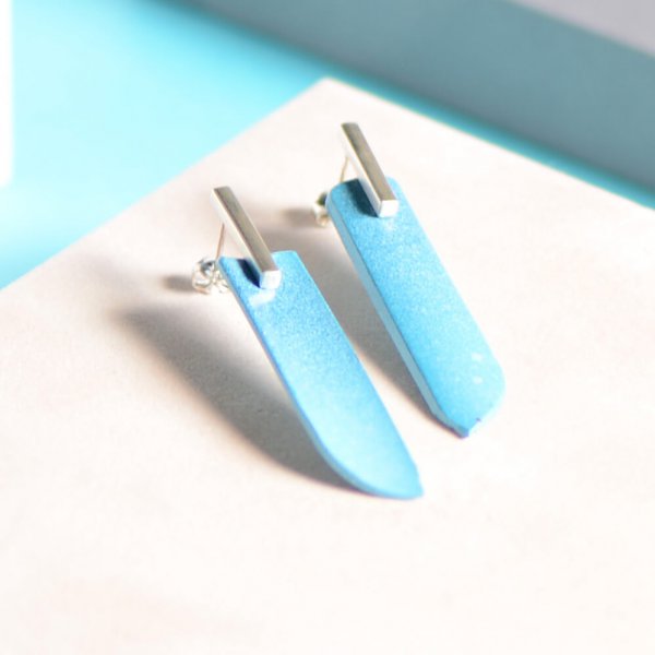 Ingenium earrings, dusted with pale blue, with silver studs