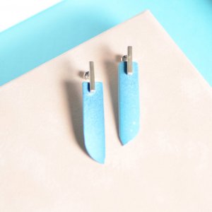 Ingenium earrings, dusted with pale blue, with silver studs