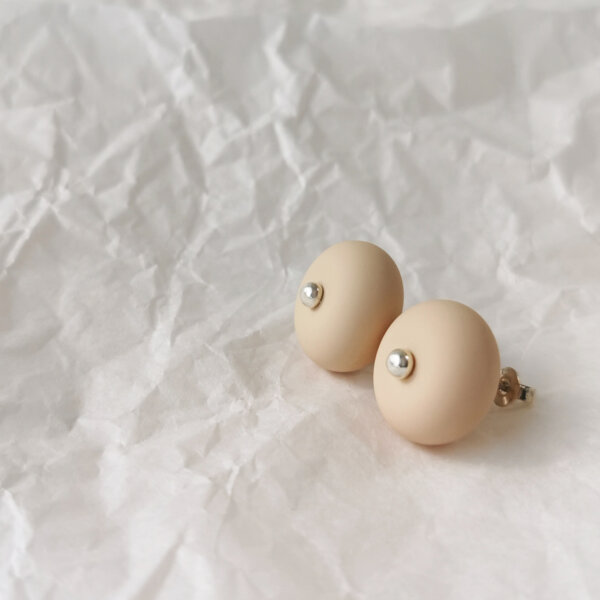 Beige bead earrings with silver