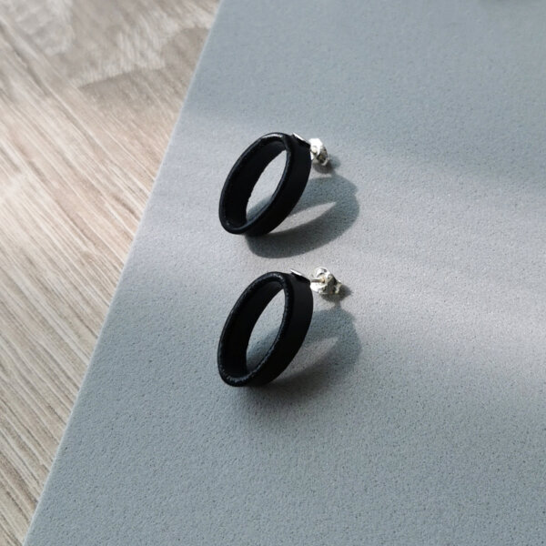 Oval earrings in black