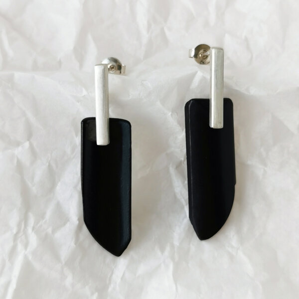 Wing earrings in black
