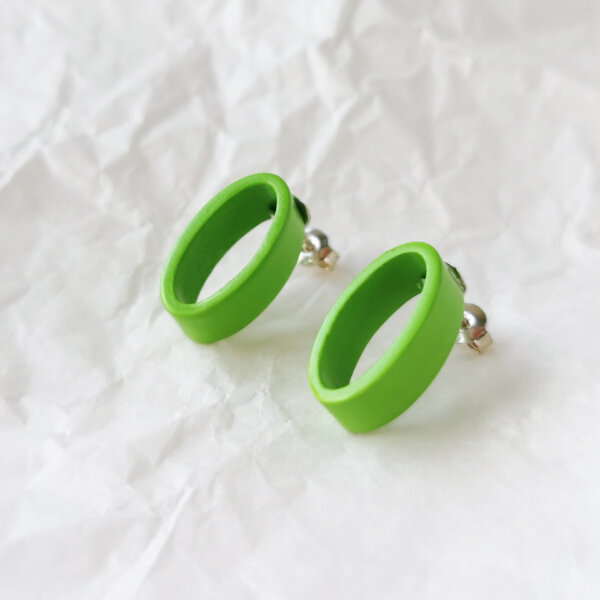 Oval earrings in green