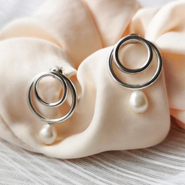 Silver earring with two hoops and pearl material
